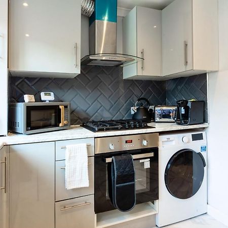 Amazing 3 Bedroom, 2 Bathroom, Ground Floor Flat With Garden, Near Train Station And Bus Stop London Bagian luar foto