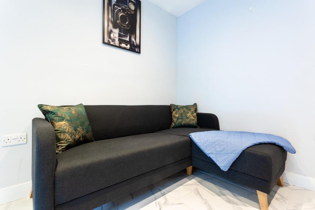 Amazing 3 Bedroom, 2 Bathroom, Ground Floor Flat With Garden, Near Train Station And Bus Stop London Bagian luar foto