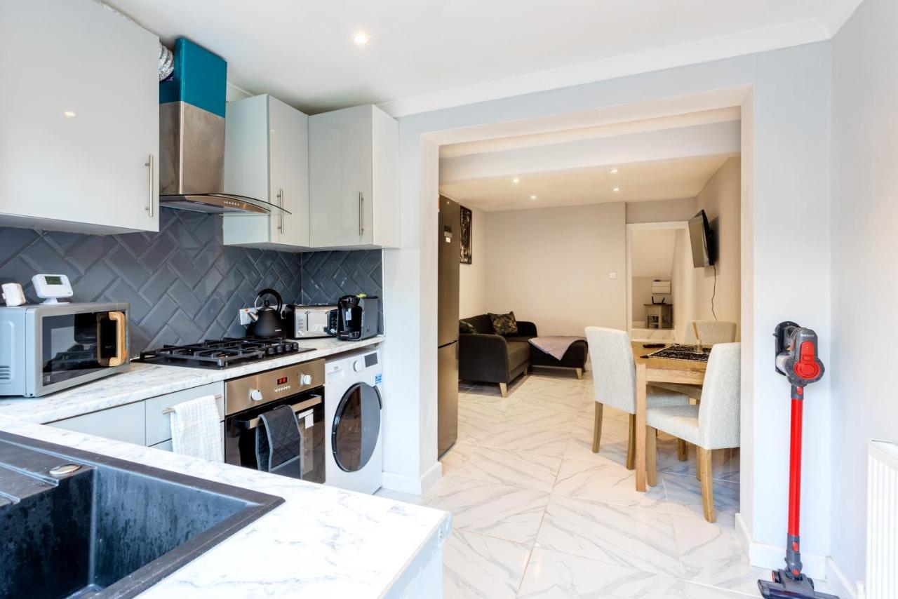 Amazing 3 Bedroom, 2 Bathroom, Ground Floor Flat With Garden, Near Train Station And Bus Stop London Bagian luar foto