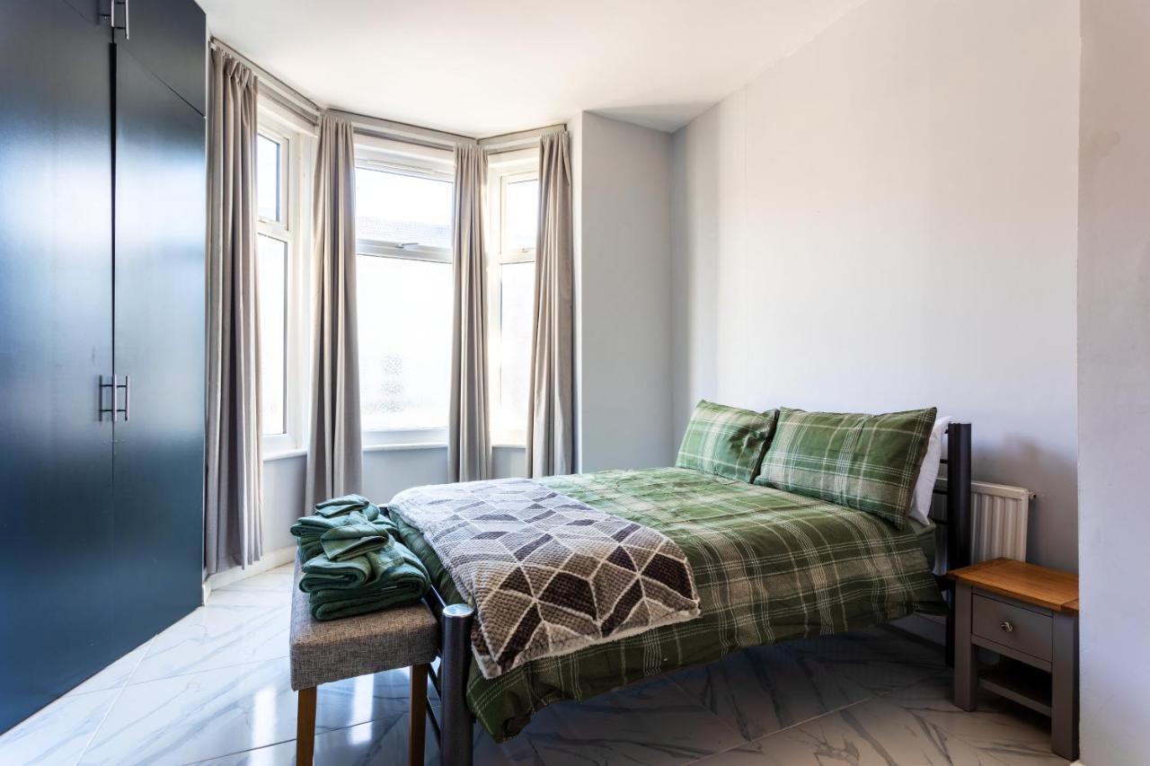 Amazing 3 Bedroom, 2 Bathroom, Ground Floor Flat With Garden, Near Train Station And Bus Stop London Bagian luar foto