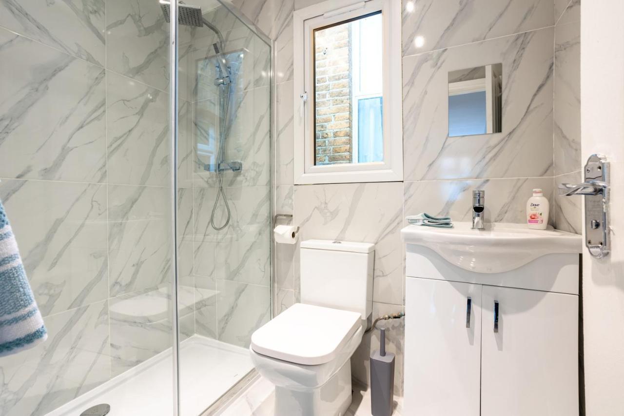 Amazing 3 Bedroom, 2 Bathroom, Ground Floor Flat With Garden, Near Train Station And Bus Stop London Bagian luar foto