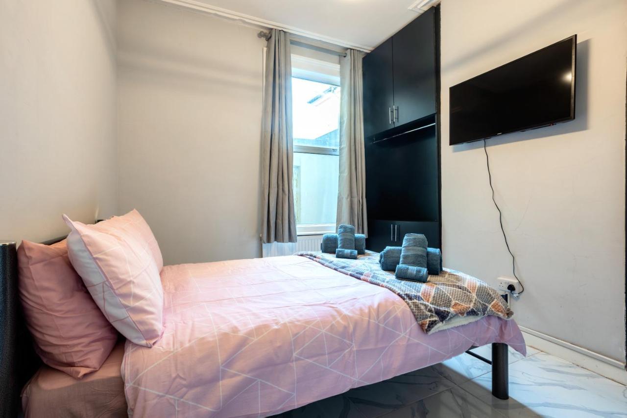 Amazing 3 Bedroom, 2 Bathroom, Ground Floor Flat With Garden, Near Train Station And Bus Stop London Bagian luar foto