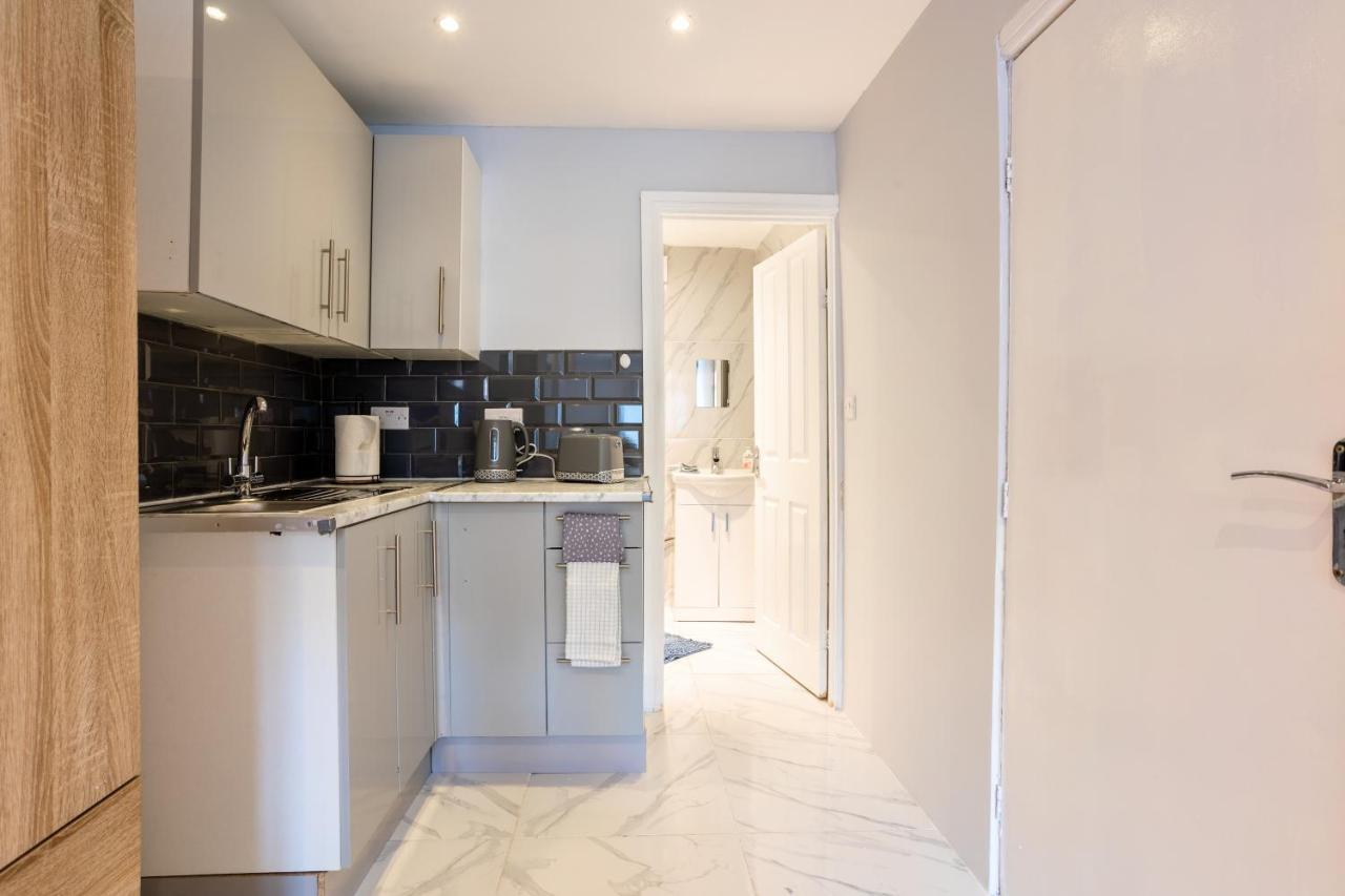 Amazing 3 Bedroom, 2 Bathroom, Ground Floor Flat With Garden, Near Train Station And Bus Stop London Bagian luar foto